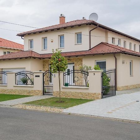 Aura Apartman Hajdúszoboszló Esterno foto